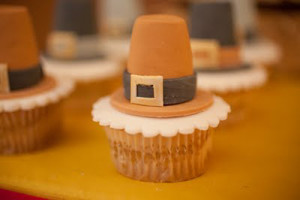 Thanksgiving_Pilgrim-Hat-Cupcake